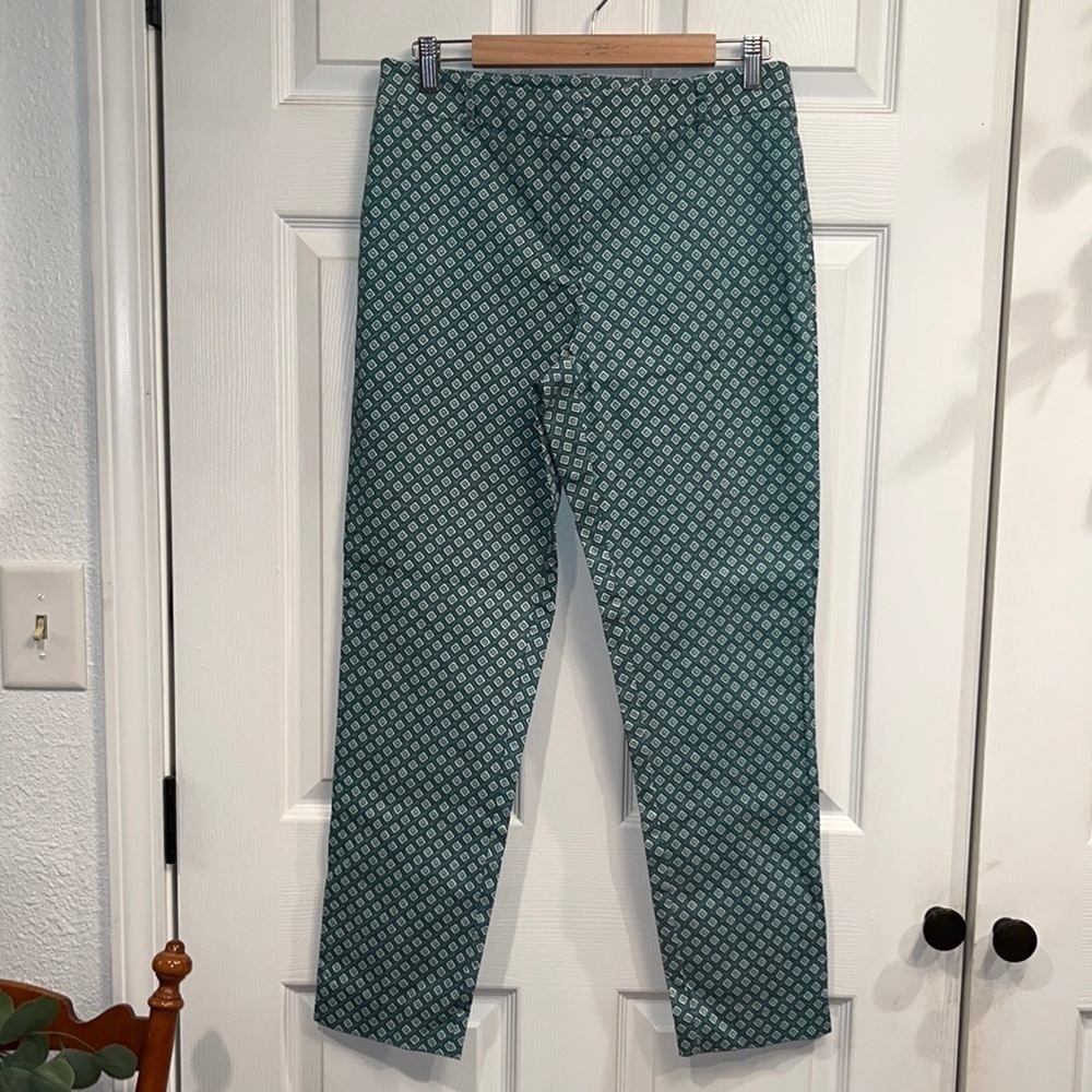Roz & Ali brand size 6 flat front ankle length pants